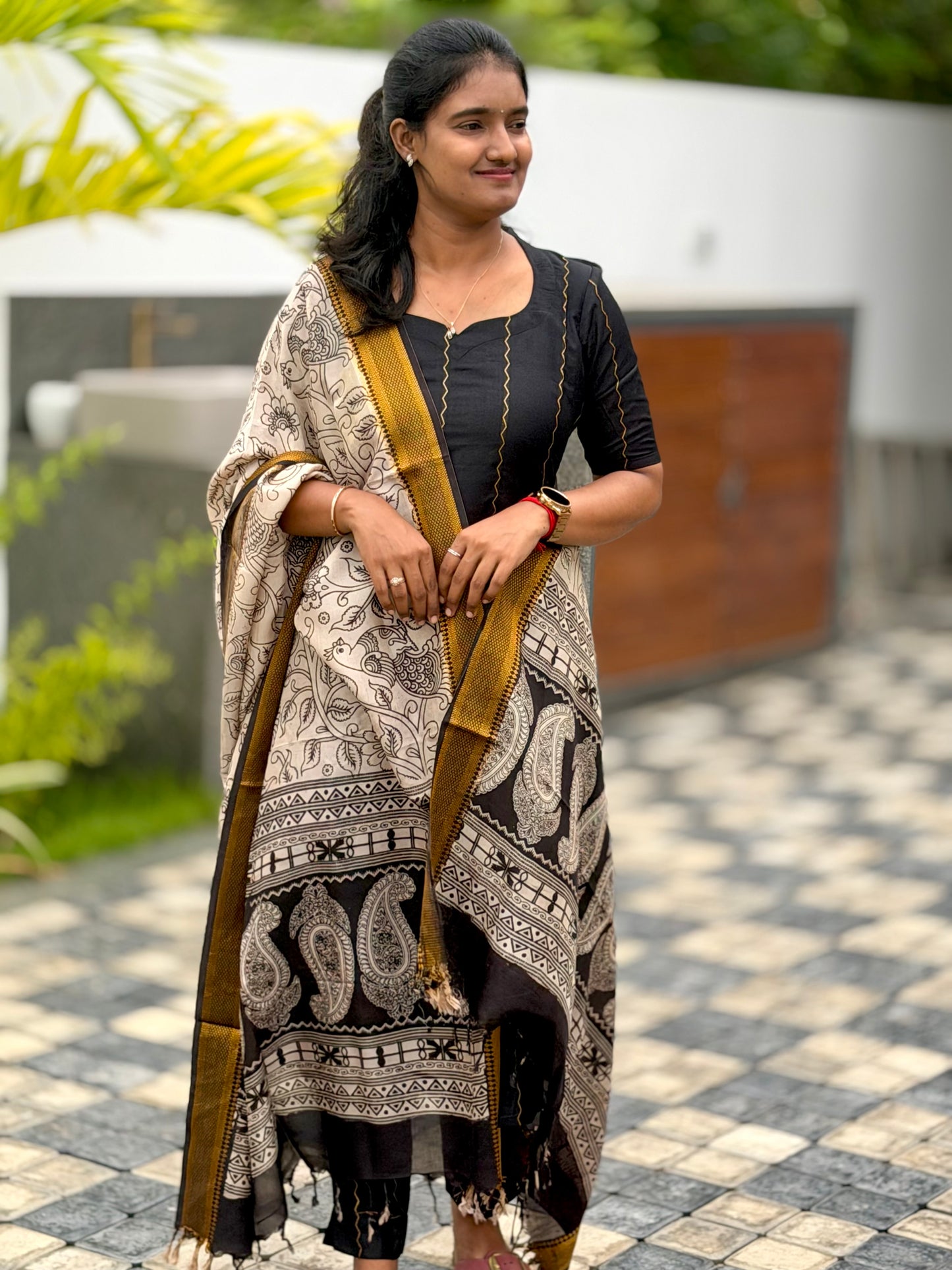 Megha🖤✨