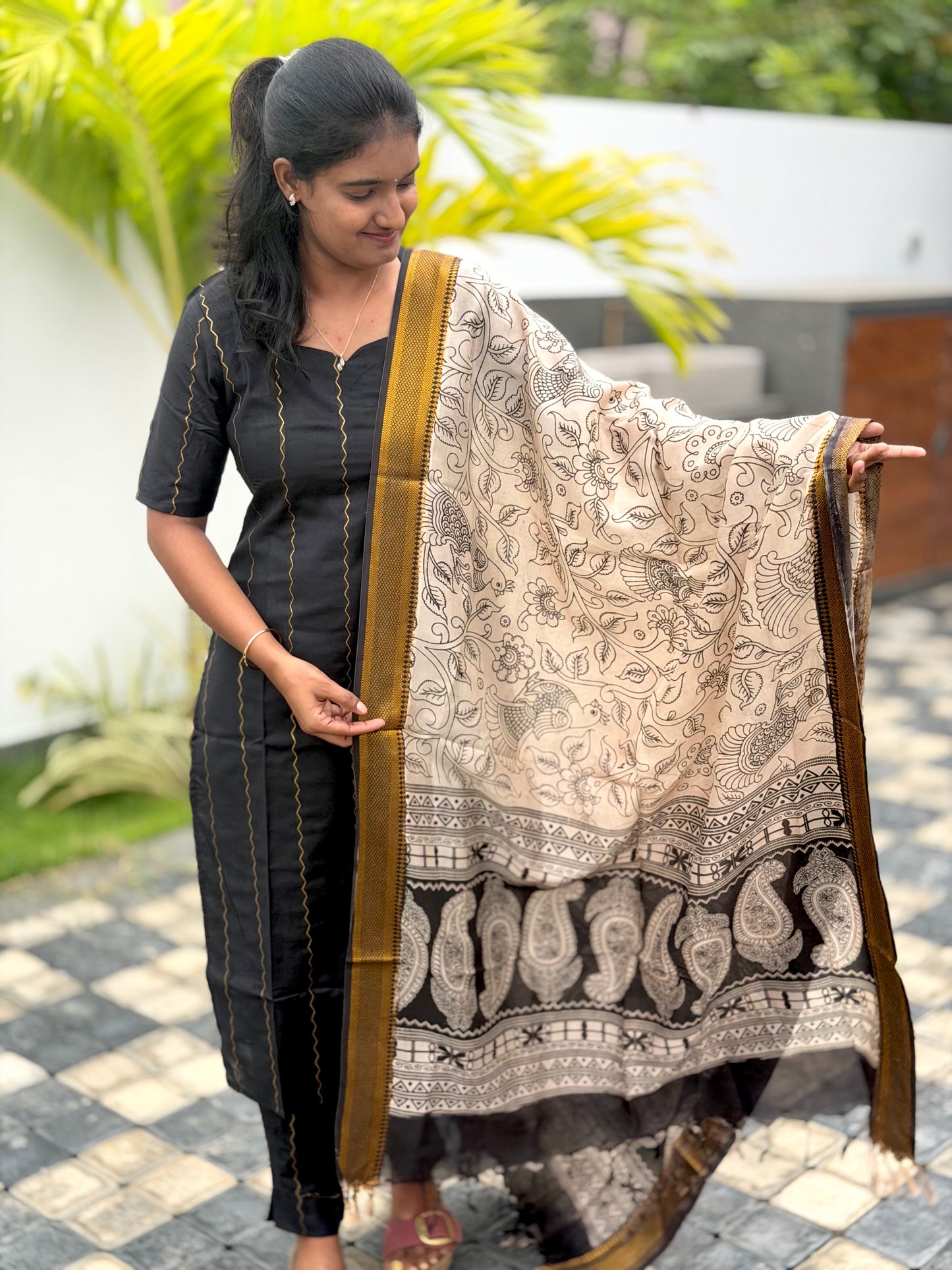 Megha🖤✨